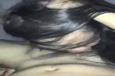 Cewek Cantik Isap Batang Pria Sambil Dijambak
